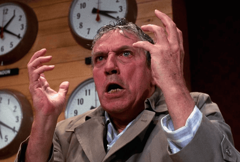 Peter Finch como Howard Beale no filme Rede de Intrigas (1976), em uma lsita com os 30 personagens mais famosos dos anos 70.