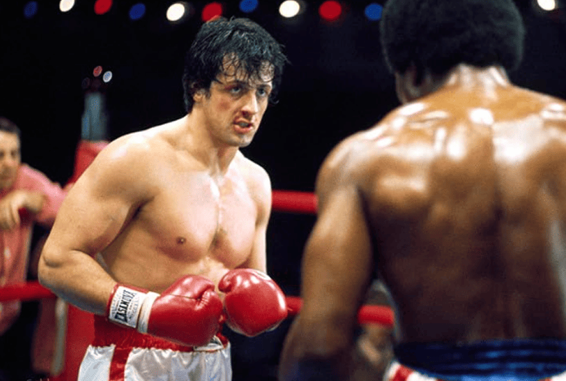 Sylvester Stallone como Rocky Balboa no filme Rocky, um Lutador (1976), em uma lsita com os 30 personagens mais famosos dos anos 70.