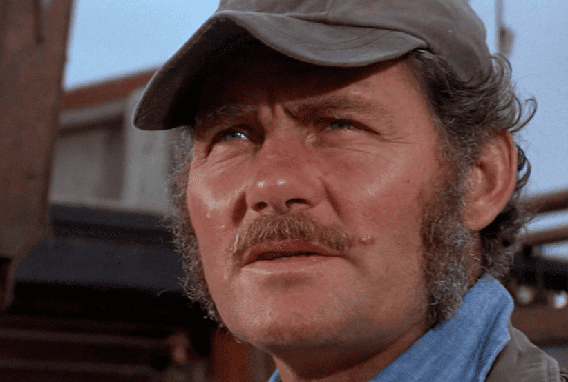 Robert Shaw como Quint no filme Tubarão (1975), em uma lsita com os 30 personagens mais famosos dos anos 70.