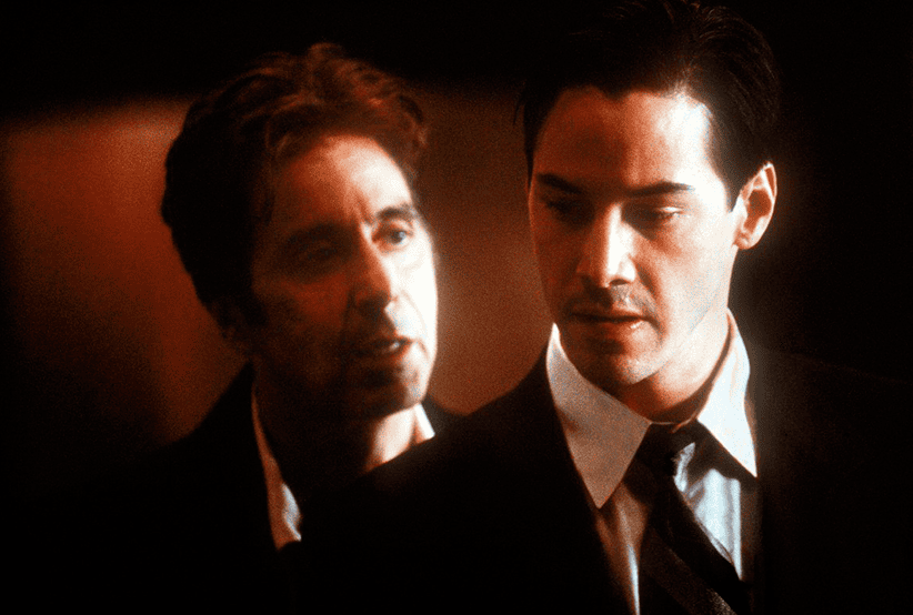John Milton (Al Pacino) e Kevin Lomax (Keanu Reeves) em Diálogo explosivo no filme Advogado do Diabo