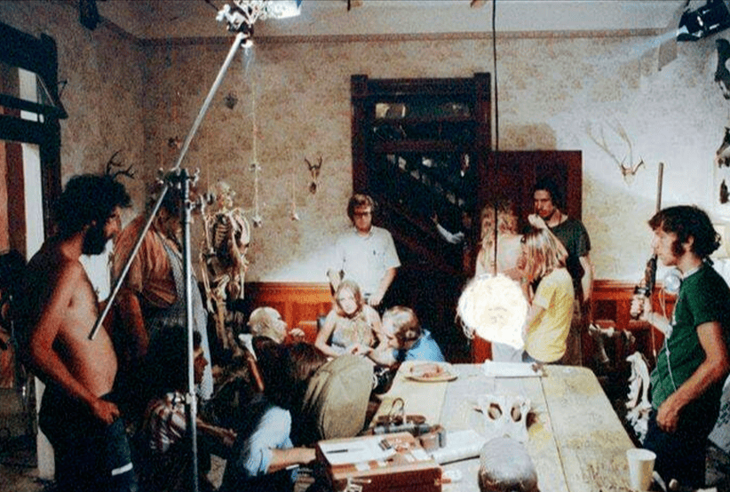 Marilyn Burns, John Dugan, and Edwin Neal em O Massacre da Serra Elétrica (1974). Descubra as curiosidades dos bastidores.