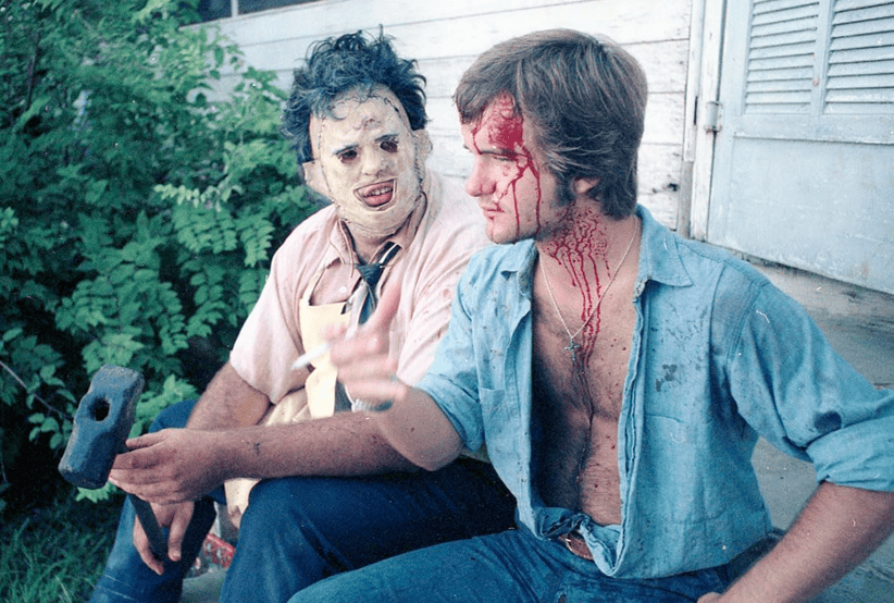 Gunnar Hansen and William Vail in O Massacre da Serra Elétrica (1974). Descubra as curiosidades dos bastidores.