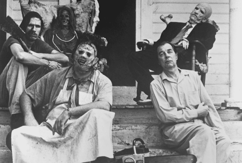 Marilyn Burns, John Dugan, Gunnar Hansen, Edwin Neal, and Jim Siedow in O Massacre da Serra Elétrica (1974). Descubra as curiosidades dos bastidores.