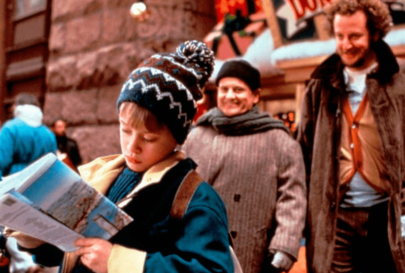 Kevin McCallister (Macaulay Culkin), Harry (Joe Pesci) e Marv (Daniel Stern) no filme Esqueceram de Mim 2 (1992). Em uma lista dos melhores filmes de natal.
