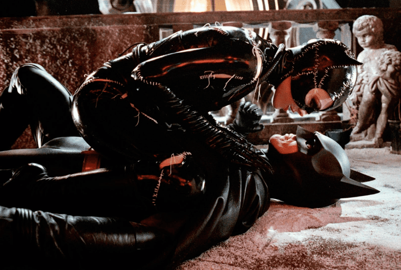 Batman (Michael Keaton) e a misteriosa Mulher-Gato (Michelle Pfeiffer) no filme Batman – O Retorno (1992). Em uma lista dos melhores filmes de natal.