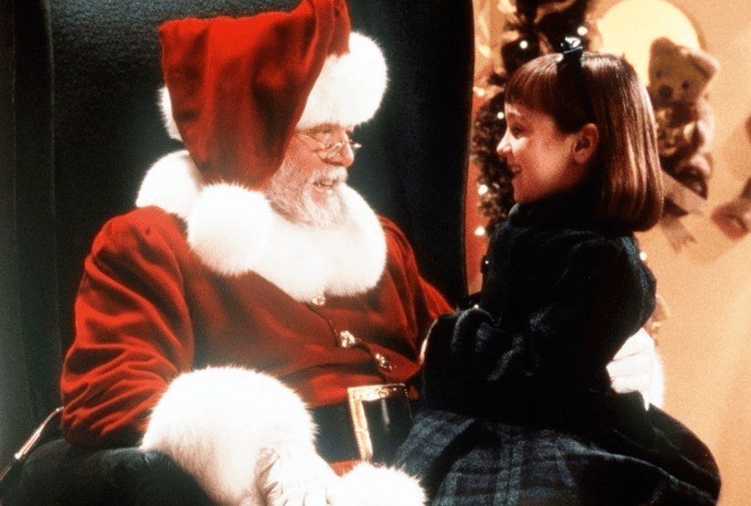 Kris Kringle (Richard Attenborough) no filme Milagre na Rua 34 (1994). Em uma lista dos melhores filmes de natal.
