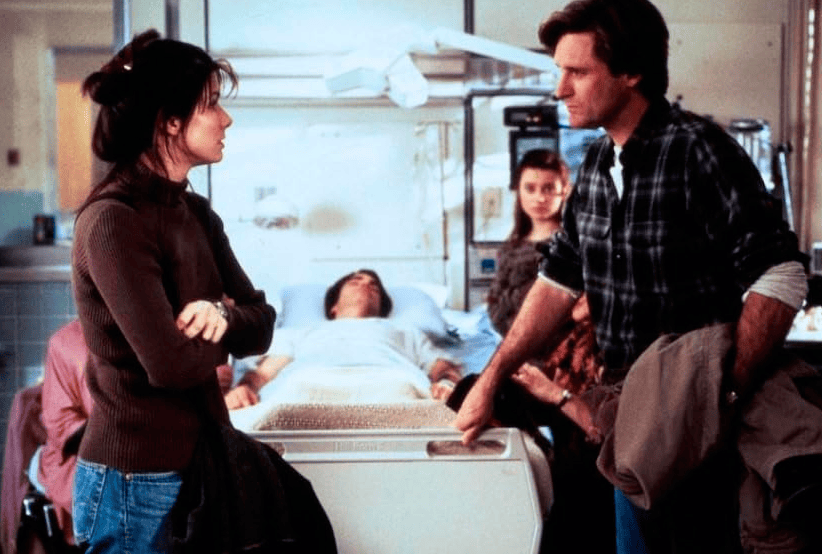 Lucy (Sandra Bullock) no filme Enquanto Você Dormia (1995). Em uma lista dos melhores filmes de natal.