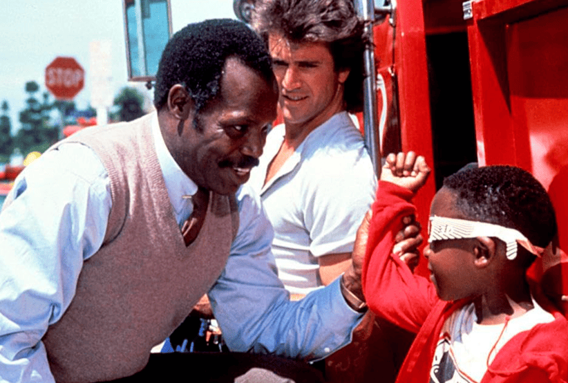 Martin Riggs (Mel Gibson) e Roger Murtaugh (Danny Glover) no filme Máquina Mortífera (1987). Em uma lista dos melhores filmes de natal.