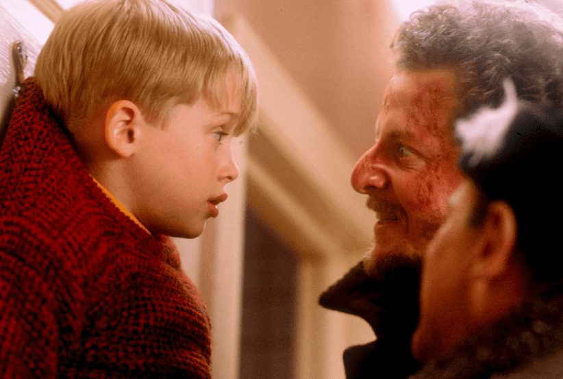 Kevin McCallister (Macaulay Culkin) no filme Esqueceram de Mim (1990). Em uma lista dos melhores filmes de natal.