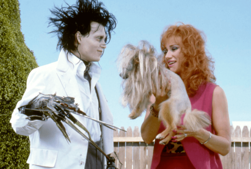 Edward (Johnny Depp) no filme Edward Mãos de Tesoura (1990). Em uma lista dos melhores filmes de natal.