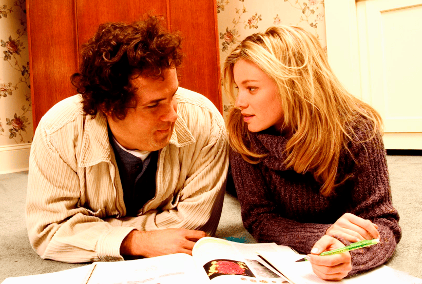 Chris Brander (Ryan Reynolds e Jamie (Amy Smart) no filme Apenas Amigos (2005). Em uma lista dos melhores filmes de natal.