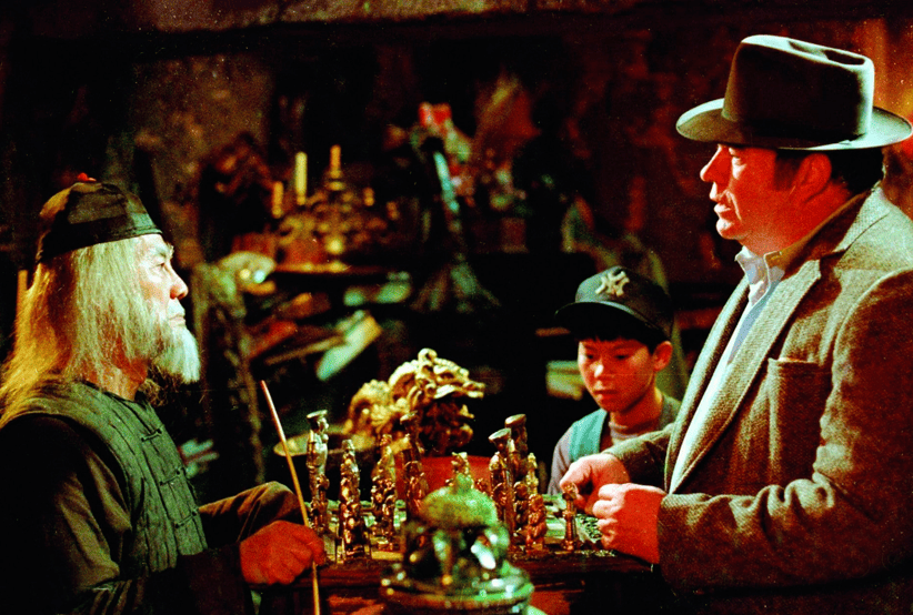 Hoyt Axton, John Louie e Keye Luke em Gremlins (1984). 15 curiosidades sobre os gremlins. 