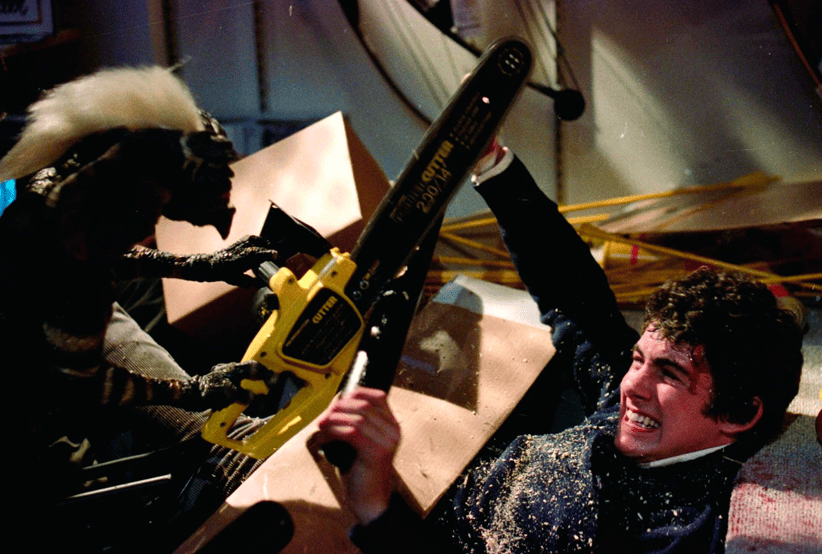 Billy (Zach Galligan) em ação em Gremlins (1984). 15 curiosidades sobre os gremlins. 