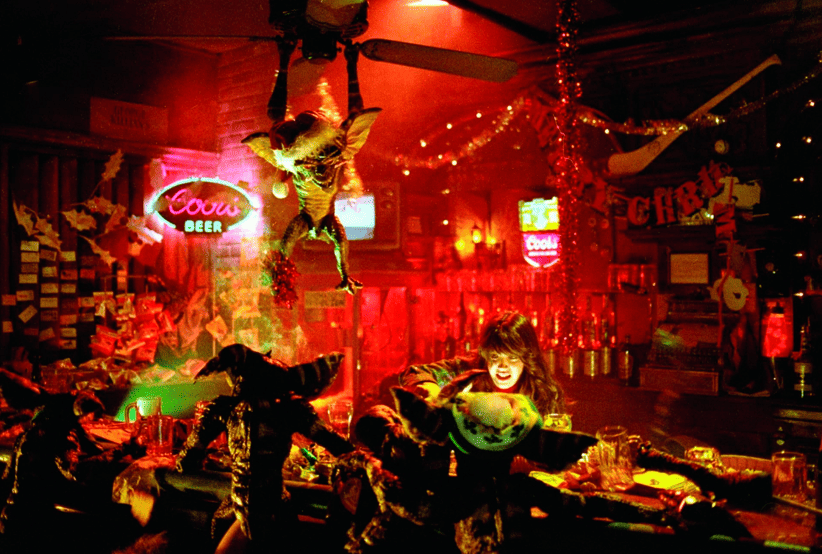 Kate (Phoebe Cates) tentando sobreviver no filme Gremlins (1984). 15 curiosidades sobre os gremlins. 