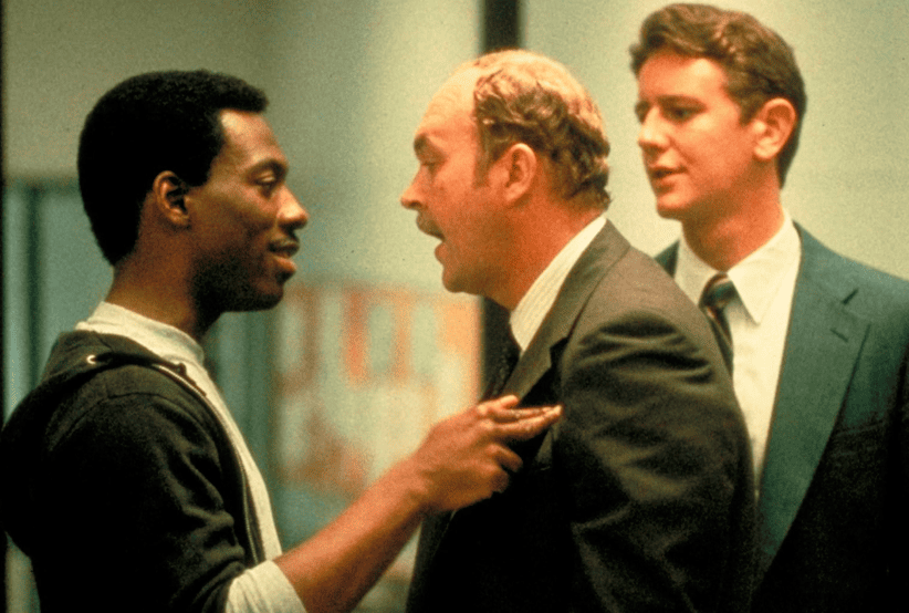 Eddie Murphy, Judge Reinhold e John Ashton em Um Tira da Pesada. Em uma lista que reúne os melhores filmes de Eddie Murphy