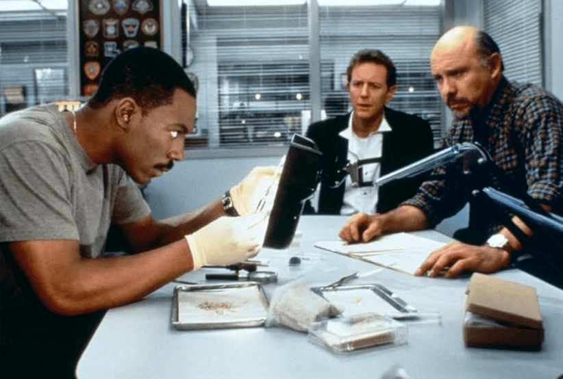 Eddie Murphy, Hector Elizondo e Judge Reinhold em Um Tira da Pesada III (1994). Em uma lista que reúne os melhores filmes de Eddie Murphy.