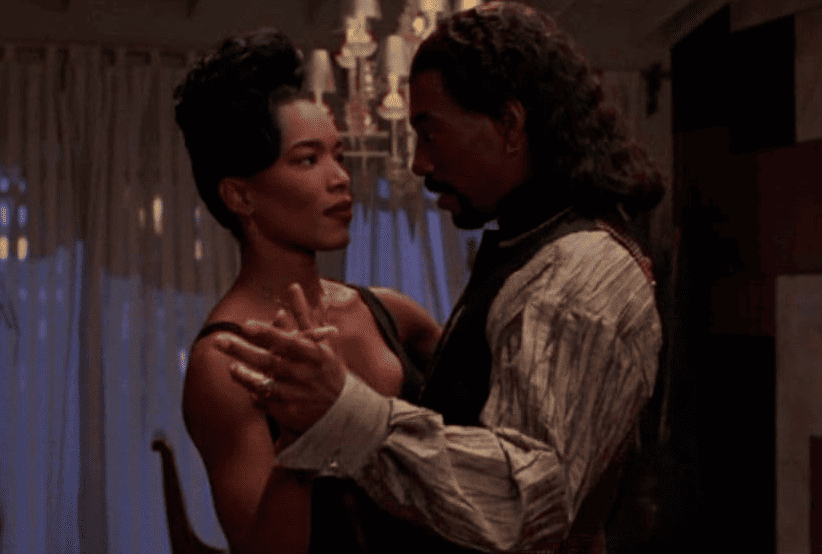 Angela Bassett and Eddie Murphy in Um Vampiro no Brooklyn (1995). Em uma lista que reúne os melhores filmes de Eddie Murphy.