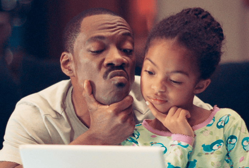 Eddie Murphy e Yara Shahidi no filme Imagine Só. Em uma lista que reúne os melhores filmes de Eddie Murphy.