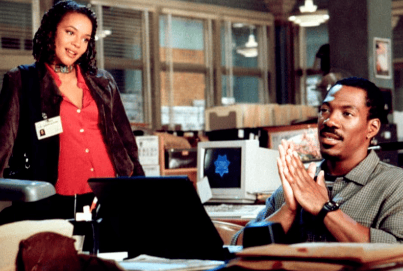 Eddie Murphy e Carmen Ejogo em O Negociador. Em uma lista que reúne os melhores filmes de Eddie Murphy.