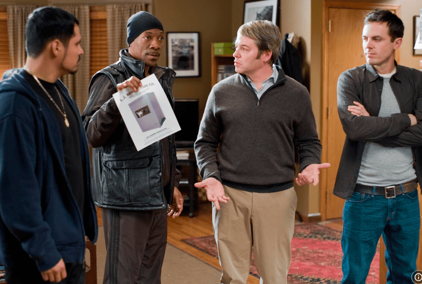 Matthew Broderick, Eddie Murphy, Casey Affleck e Michael Peña no filme Roubo nas Alturas. Em uma lista que reúne os melhores filmes de Eddie Murphy.