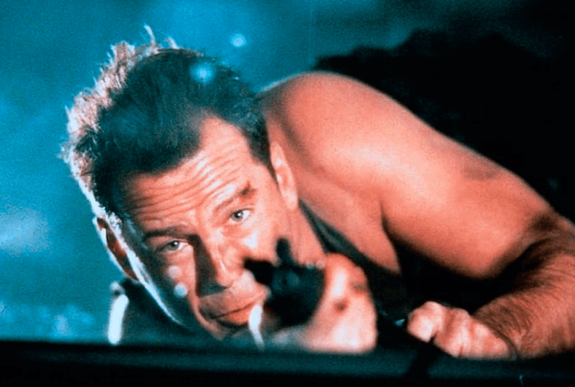 Bruce Willis surpreendendo com um dos filmes mais lucrativos em 15 curiosidades sobre Duro De Matar (1988).