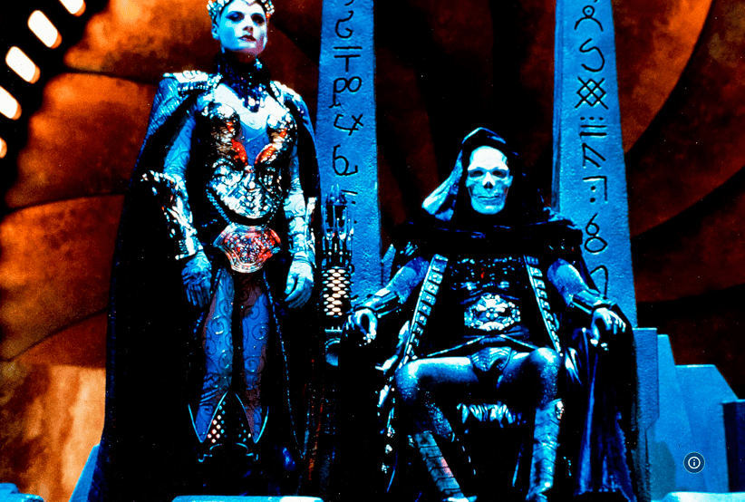 Meg Foster e Frank Langella em Mestres do Universo
