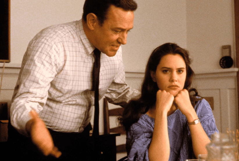 John Mahoney e Ione Skye, a relação única dos anos 80 no filme Digam o que Quiserem (1989)