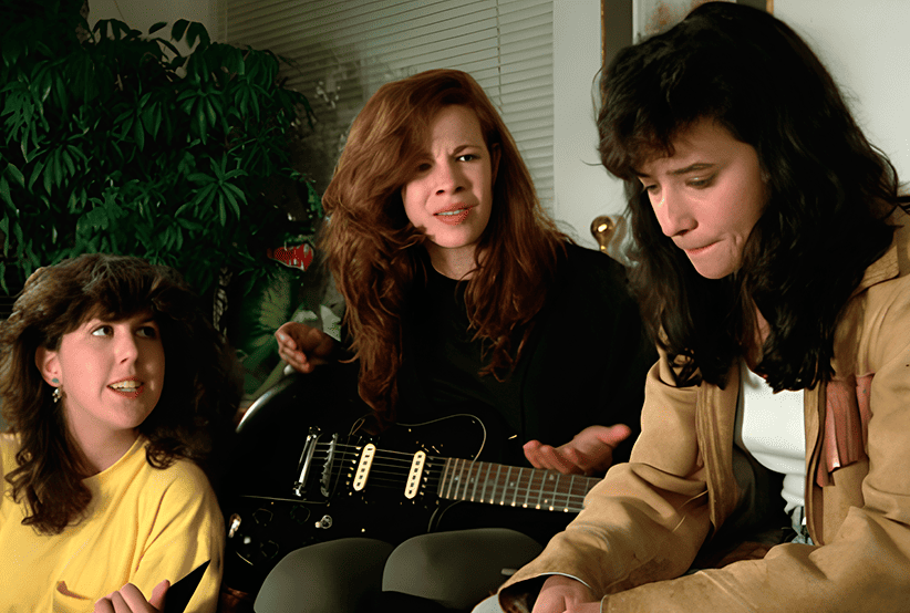 Lili Taylor (centro) como a compliacada Corey no filme Digam o que Quiserem (1989)