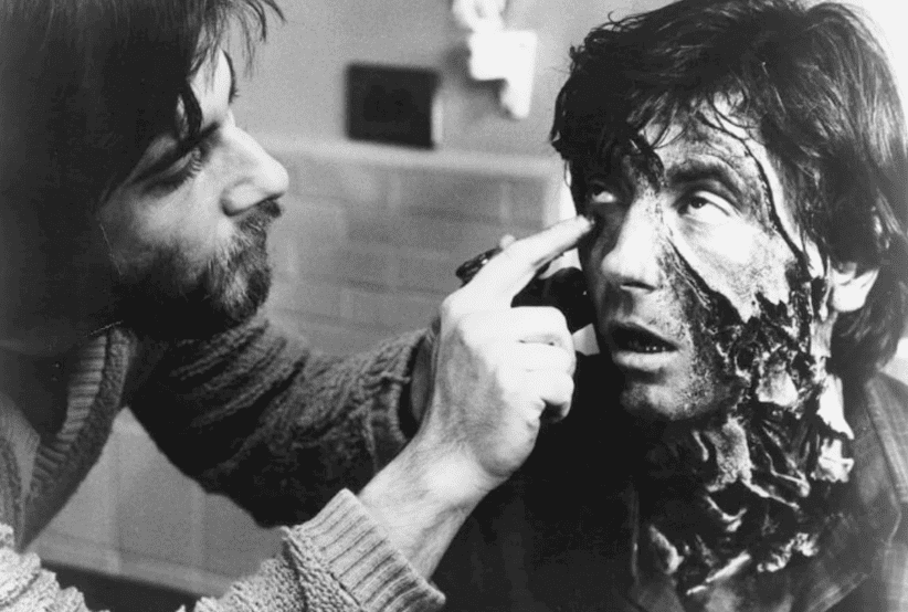 Rick Baker produzindo Griffin Dunne em uma das maquiagens mais assustadoras do cinema. Em uma lista que reune 15 curiosidades sobre Um Lobisomem Americano em Londres.