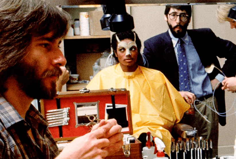Rick Baker, Michael Jackson e John Landis nos bastidores de Thriller. Em uma lista que reune 15 curiosidades sobre Um Lobisomem Americano em Londres.