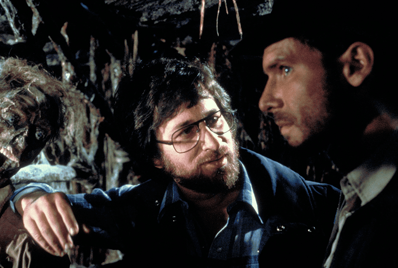 Steven Spielberg e Harrison Ford nos bastidores de Os Caçadores da Arca Perdida. Indiana Jones: Tudo Sobre a Maior Franquia de Aventura do Cinema